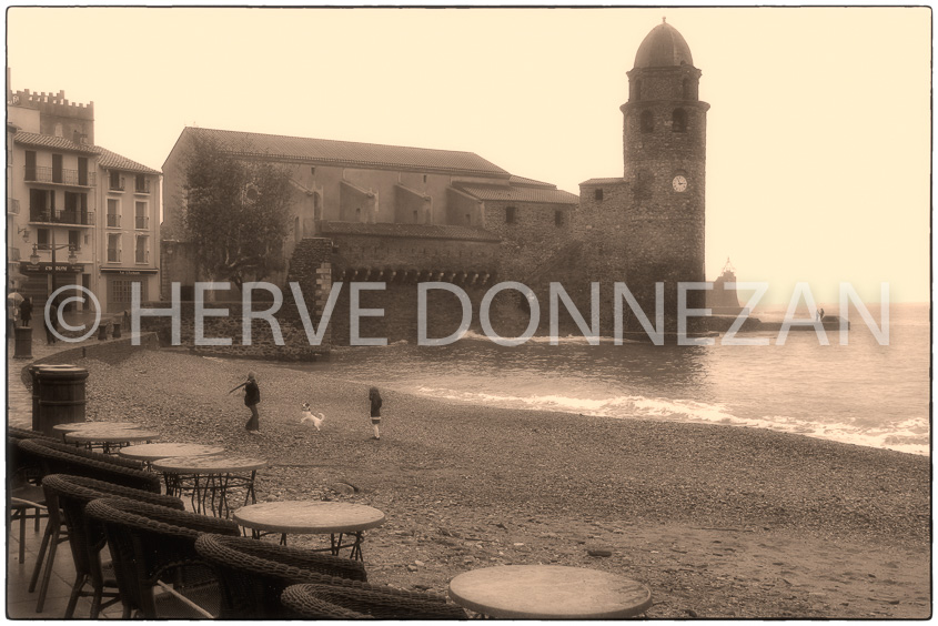 3650_0235_COLLIOURE_PLUIE_PLAGE_AUTO_BORD_BN