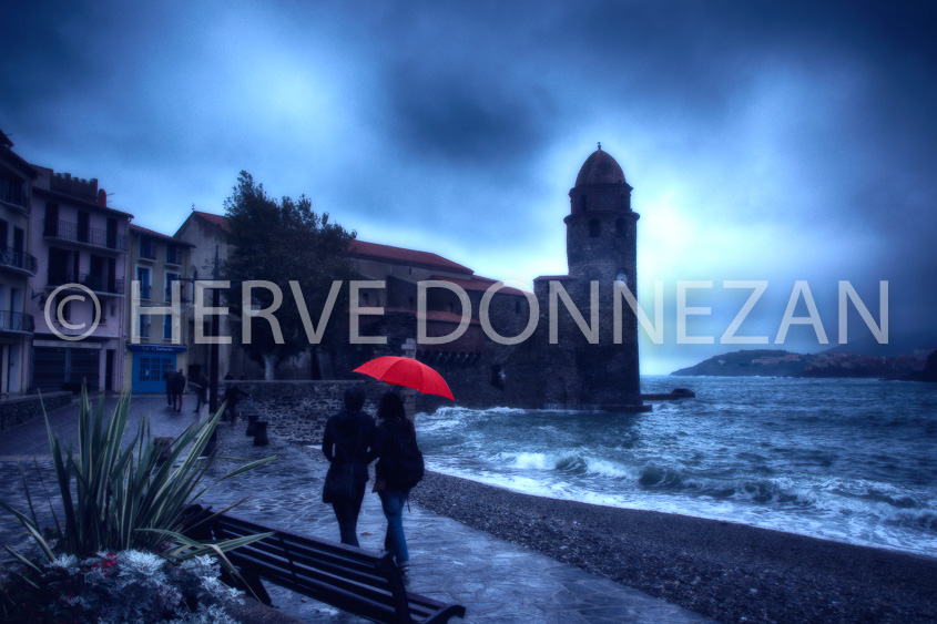 4941_1368_COLLIOURE_PARAPLUIE_BN_ROUGE
